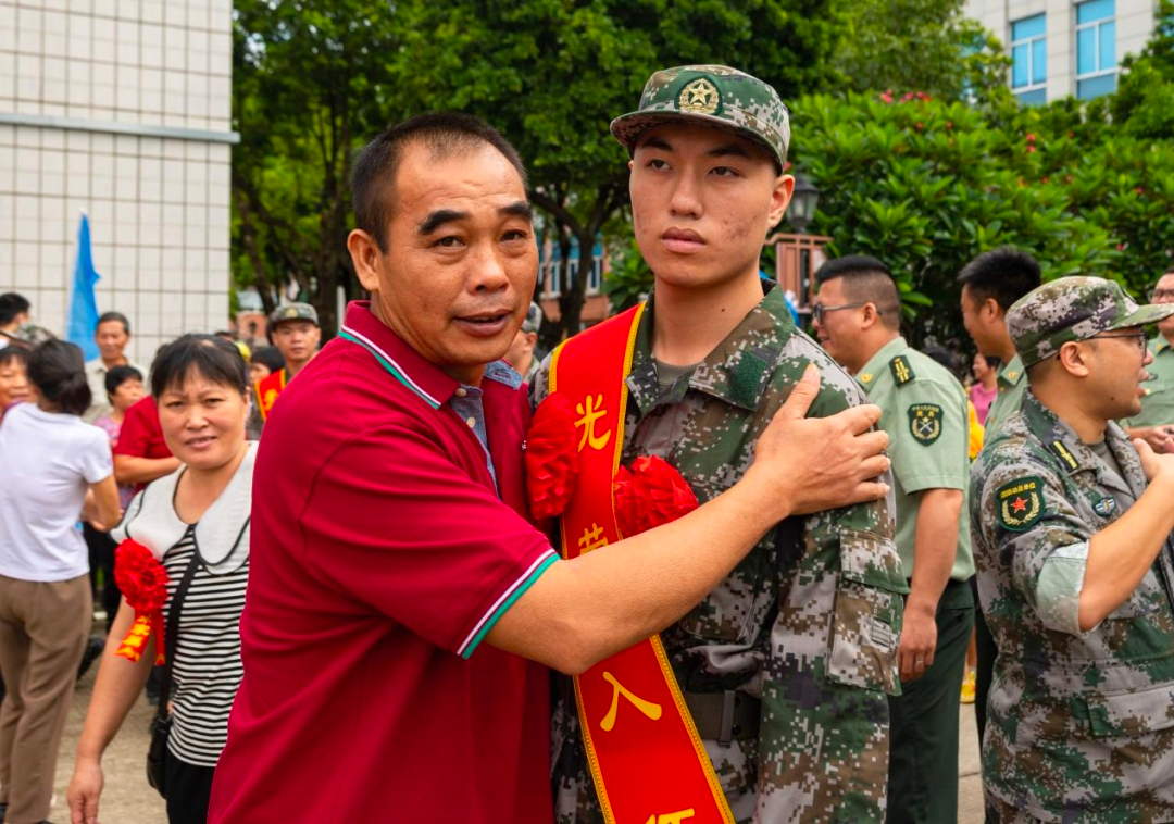 陈先义：西方读不懂中国青年参军的光荣