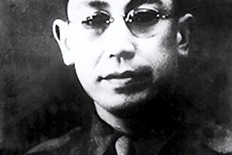 杜聿明说，此人清廉得像个共产党！蒋介石说，难道不捞银子就不是我们的人？