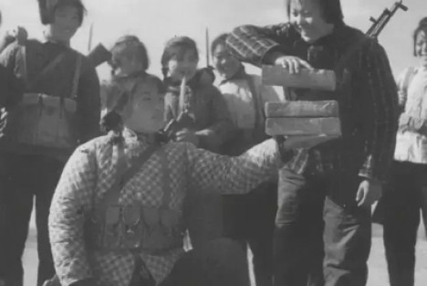 《新中华报》报道中陕甘宁边区妇女如何顶起半边天？