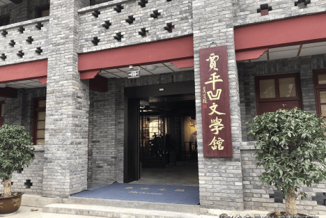 为还在世活着的作家建旧居、文学馆、纪念馆合适吗？