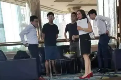 “颜色革命”中的反对派都有着高度一致的标签