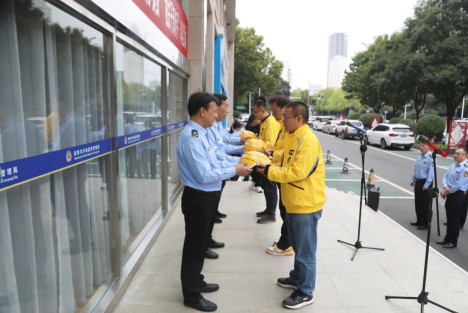 河南15名干部“卧底”送外卖“揪”食品安全问题，网友建议全国推广！