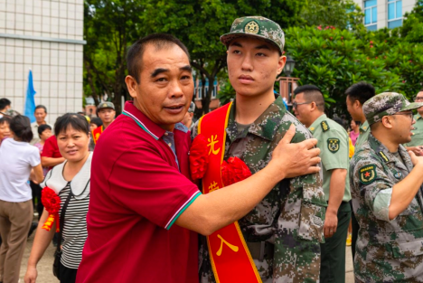 陈先义：西方读不懂中国青年参军的光荣