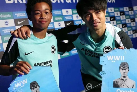 日本足球运动员与战犯合影：体育无国界，但历史有底线！