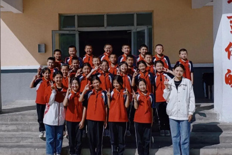 当身为护边员的学生妈妈一伸手，老师的眼泪就止不住了……