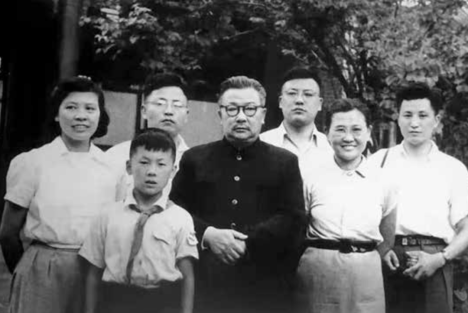 开国上将中唯一没打过仗的人，他的墓前每年都有无名鲜花