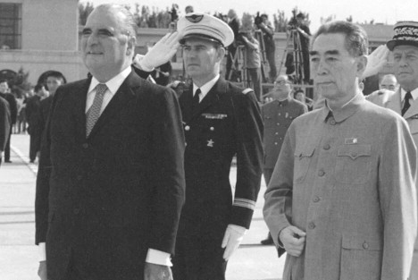 周恩来抱病陪同法国总统蓬皮杜参观云冈石窟