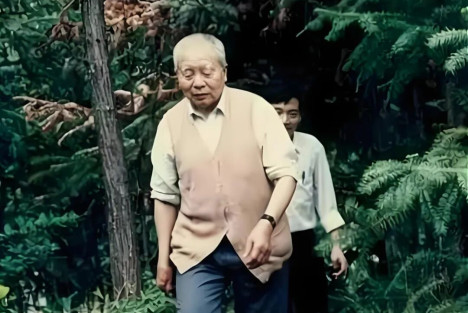 这位开国少将，晚年到处捡破烂儿，资助贫困地区儿童