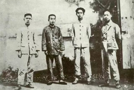 朱良才：课文《朱德的扁担》的作者，听到毛主席逝世的消息当即昏了过去