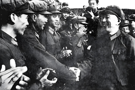 王震力主恢复新疆生产建设兵团始末