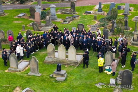 我驻英外交机构为北洋水师水兵扫墓！