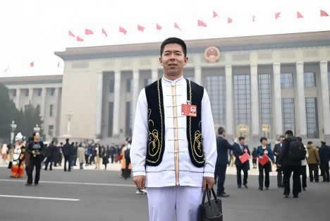 从放羊娃到人大代表，他带领村民共富赚千万