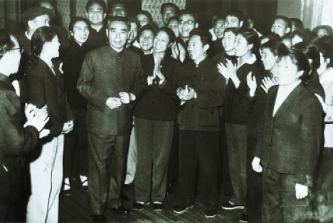 人民公仆周恩来：谦逊实际平等待人，从不摆架子