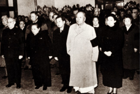 毛主席参加陈毅追悼会，在一副挽联前问：这个人来了吗？