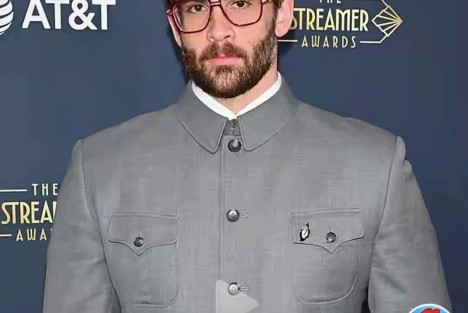 美国顶流网红身穿中山装支持中国，大赞中国生活在2050年