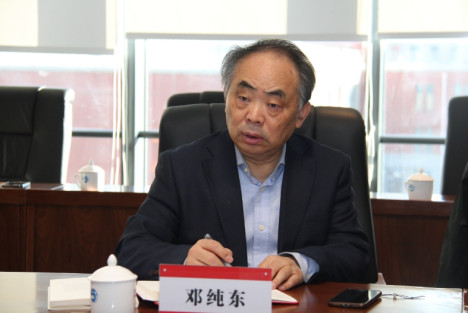 邓纯东发言：坚持实事求是，做到“两个维护”