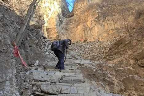 河北81岁当代“愚公”，11年自费在深山造出万步天梯