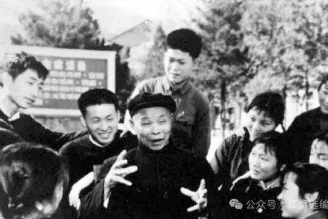 1955年北京召开劳模大会，李富春对毛主席说：我们的老班长回来了