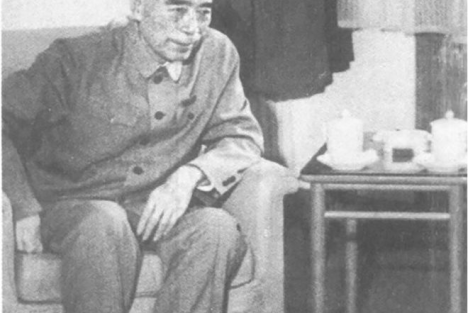 周总理弥留之际反复让工作人员诵读的是哪两首词？