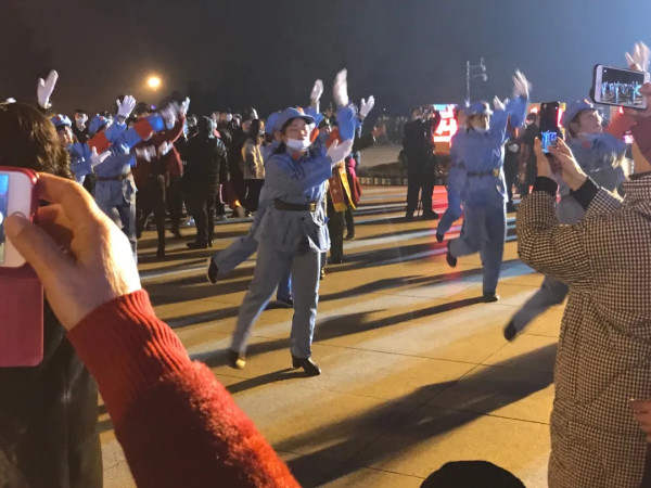 直击韶山：老人卧病在床前往、千人包专列到来，万人同唱东方红！