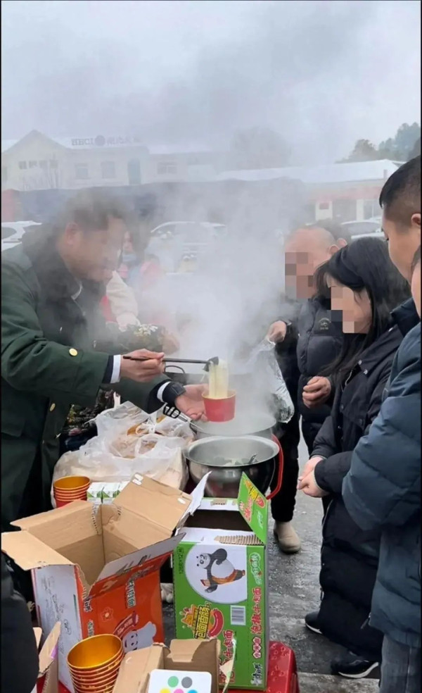 大雪冻住了湖北高速，却冻不住湖北人民的热心肠！