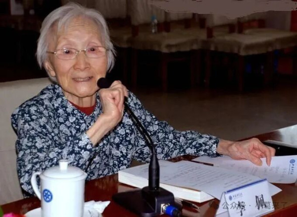 99岁裸捐离世,举国尊称她为“先生”!这才是中国人最该追的星