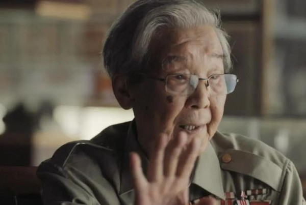 这部评分9.0的影片,开场十分钟我就抹起眼泪……