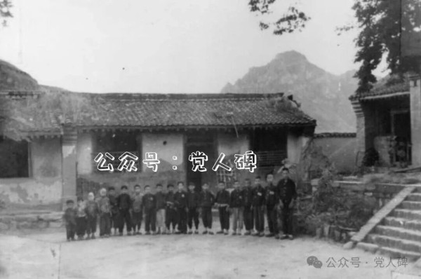 党人碑：从日本侵华时的奴化教育看课本为啥必须讲政治？
