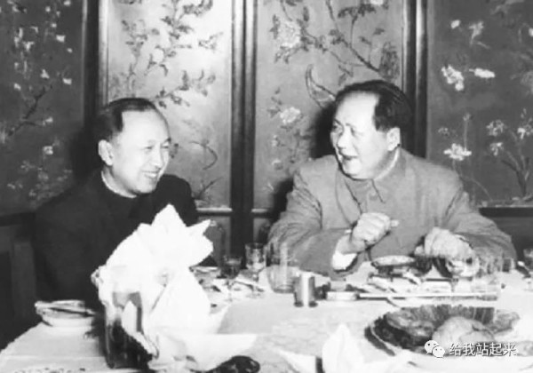 被美国软禁的钱学森发现一张毛主席合照,眼含热泪:这下有救了