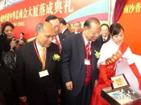 “输血”的霍英东,“吸血”的李嘉诚
