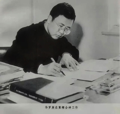 毛主席拍着他的肩膀说:“你也是苦出身,希望你为我们培养出些好学生来!”他做到了!