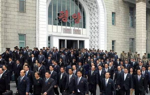 参会的各地代表抵达平壤。