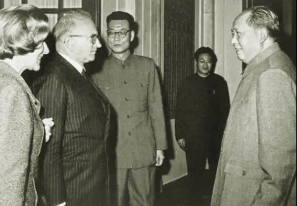 胡新民：毛主席是怎样积极开拓外交，打破外部封锁的？