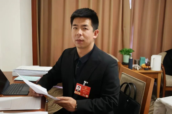从放羊娃到人大代表，他带领村民共富赚千万