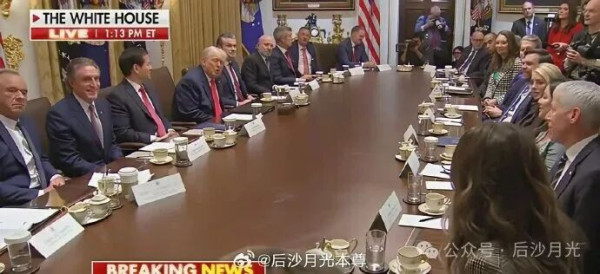 马屁横飞的美国政坛！