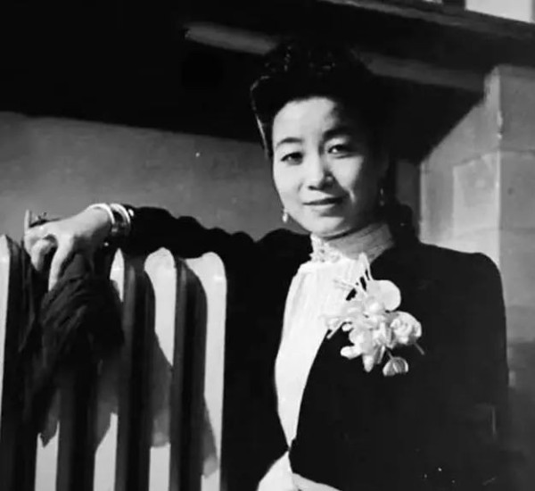 从解放军女战士到将军大使夫人