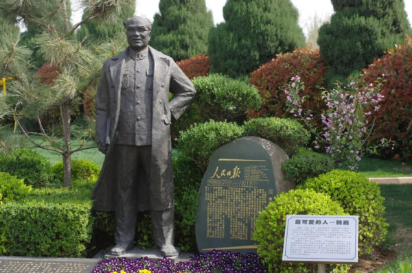 《谁是最可爱的人》诞生拾絮——纪念抗美援朝中国人民志愿军出国作战五十周年访魏巍