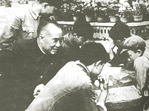 三年困难时期周总理劝毛主席吃点肉，主席反问“你吃了吗？”