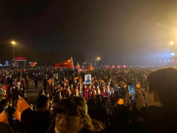 直击韶山：老人卧病在床前往、千人包专列到来，万人同唱东方红！