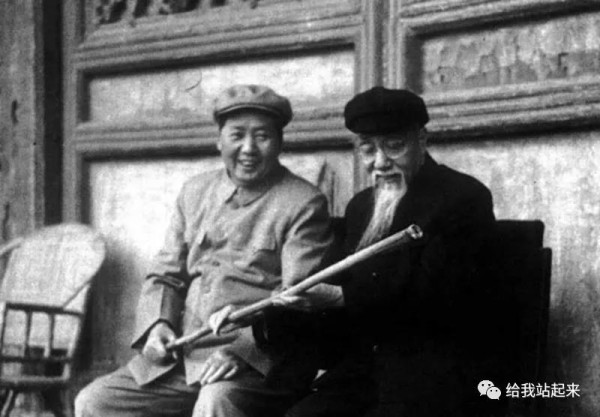 被美国软禁的钱学森发现一张毛主席合照,眼含热泪:这下有救了