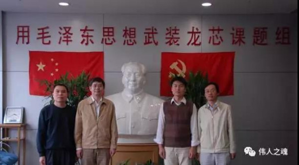 有个佩戴毛主席像章的代表