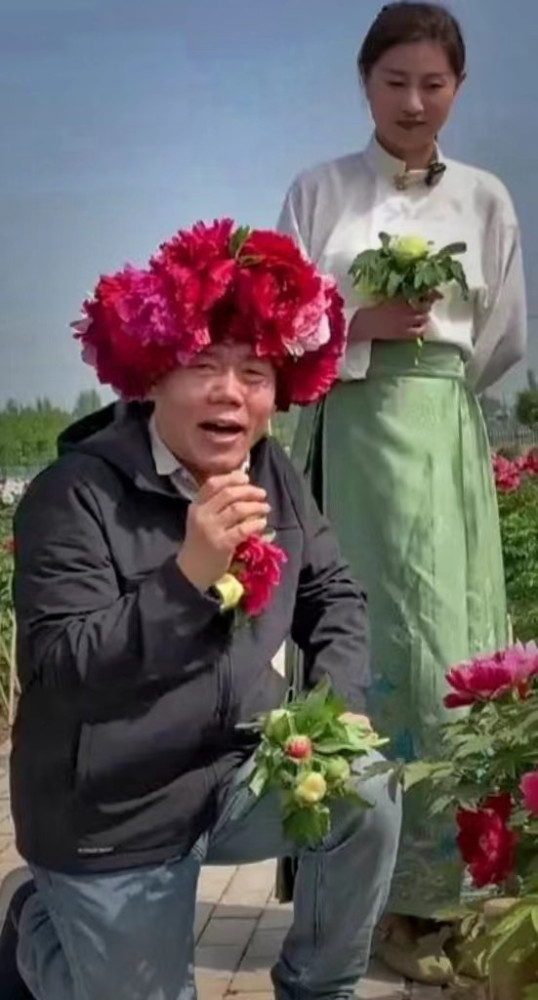司马南：戴着荷泽牡丹花环看下去……