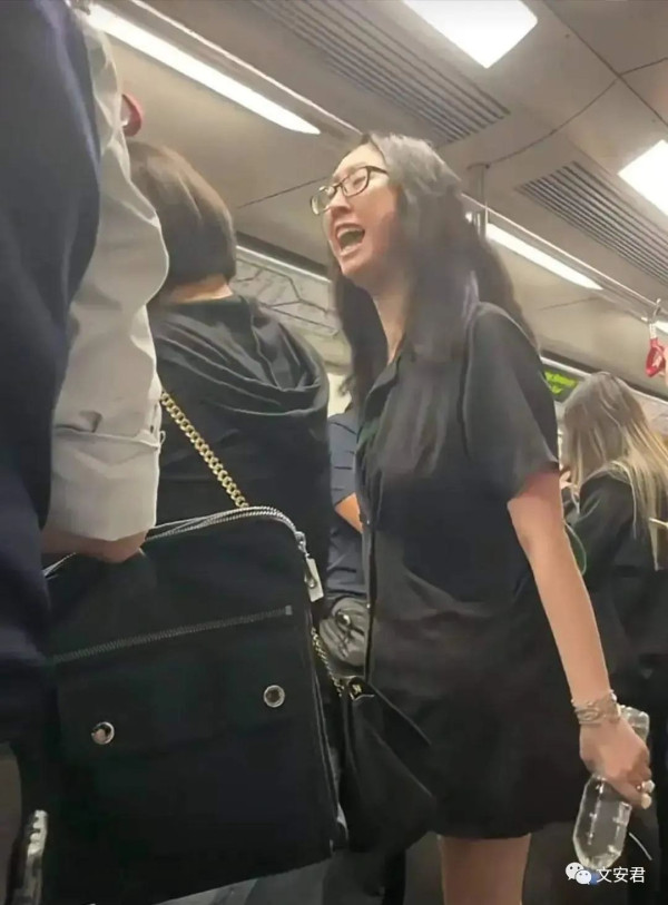 香港网红推轮椅嘲讽大陆游客：时代变了，殖人却没变