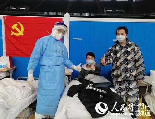 湖南医疗队戴毛主席像章返程，来送别的区长已戴43天！