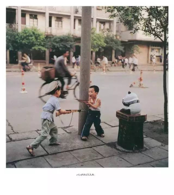 日本摄影家说:根本不用抓拍,1980年代的中国儿童每一个都那么纯真