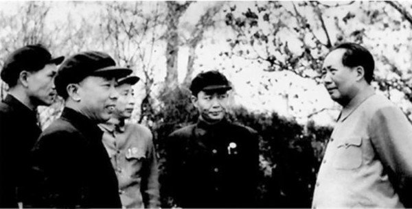 被毛主席誉为“才子和作家”的李尔重，七次伴陪毛主席畅游长江