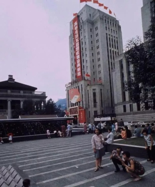 红潮席卷的香港：实拍六十年代的香港