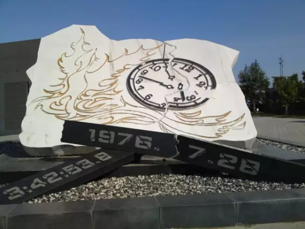 高唱“伟大的毛主席”，提前庆祝毛主席诞辰125周年！