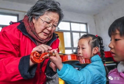 革命后代邓小岚倾尽生命培塑红色少年: 少年红,则中国红
