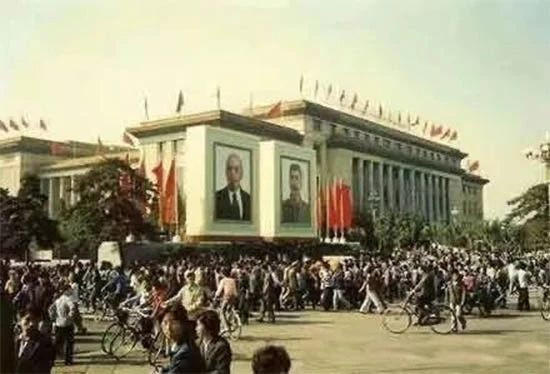 赫鲁晓夫全盘否定斯大林后,毛主席认为既揭了盖子也捅了娄子,继而认识到其政治品质不好